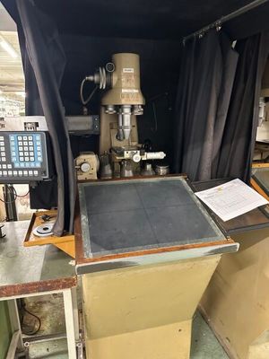 une machine qui se trouve dans une pièce fermée par un rideau noir