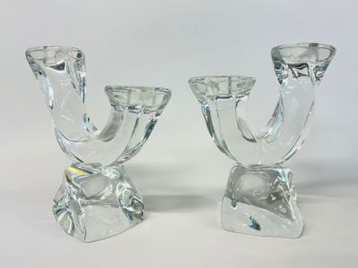 DAUM, Nancy. Paire de bougeoirs en cristal à deux bras de lu…