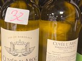 plusieurs bouteilles de vin sont alignées sur une étagère dans un magasin