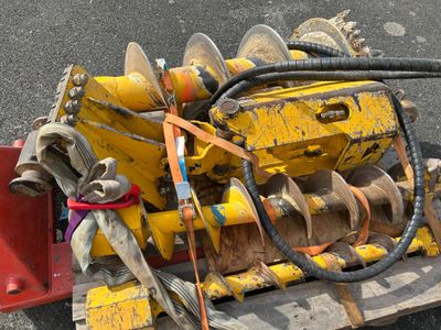 une machine jaune posée sur une palette