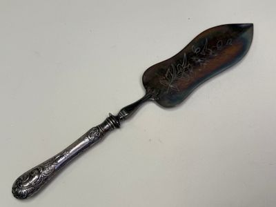 Pelle de service en métal argenté et manche en argent fourré…