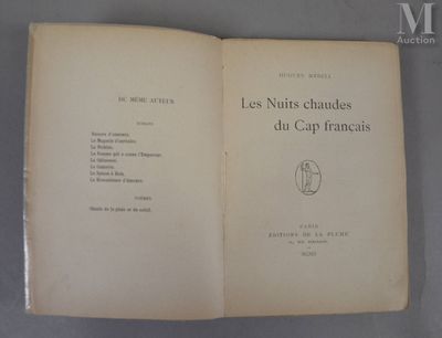 un livre ouvert posé sur une table à côté d'une tasse de café