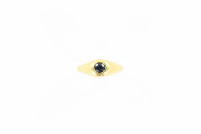une image représentant une bague en or sertie d'un diamant noir