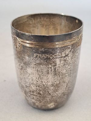 une coupe en argent posée sur une table