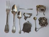 de nombreuses cuillères, fourchettes et autres couverts en argent sur la table