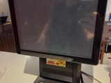 un écran d'ordinateur posé sur une table