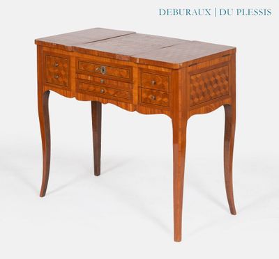 une image représentant une petite table avec des tiroirs dessus