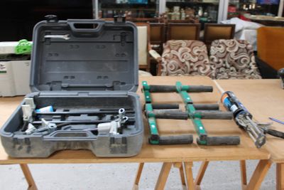une trousse à outils posée sur une table en bois