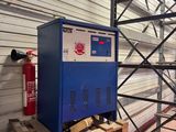 une machine bleue posée sur une table