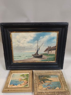 deux tableaux encadrés représentant des bateaux sur la plage, avec une maison en arrière-plan