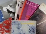 un grand nombre de livres posés sur une table