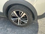 un gros plan sur un pneu de voiture