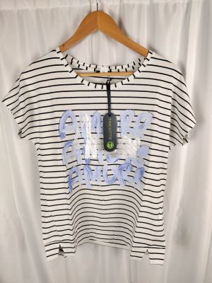 un t-shirt rayé blanc et noir avec un œil vert dessus