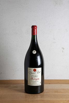 une bouteille de vin posée sur une table