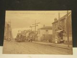 une vieille photo représentant une scène de rue avec un train sur les rails