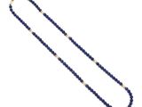un collier de perles bleues muni d'un fermoir en or