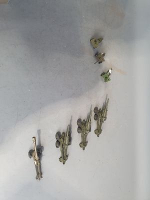 a lot of screws that are laying on a table