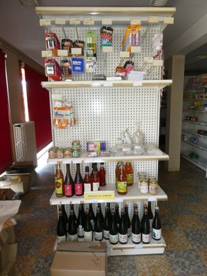 de nombreuses bouteilles de vin sur les étagères du magasin