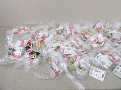 beaucoup de bonbons emballés dans des sachets en plastique posés sur une table