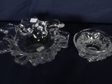 un saladier en verre et un petit saladier en verre posés sur une table
