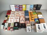 beaucoup de livres sur la table