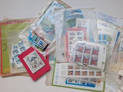une pile de timbres et d'enveloppes posée sur une table