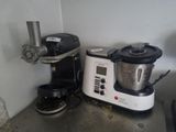 un mixeur et une cafetière posés sur un plan de travail