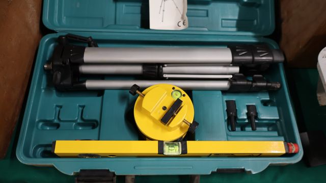 FARTOOLS laser 400 en coffret, avec trépied et niveau (non testé)