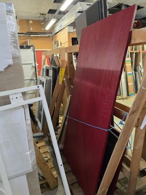 Plusieurs morceaux de bois sont empilés dans une pièce