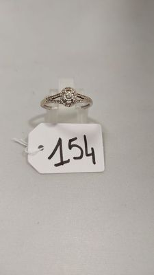 une photo d'une bague à laquelle est accrochée une étiquette de prix