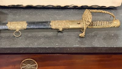 une épée exposée sur une table