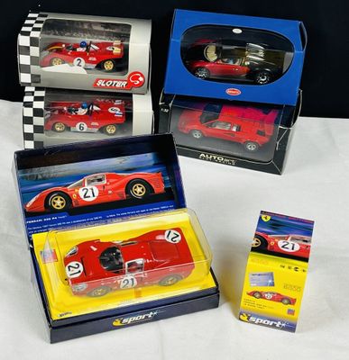 trois jouets emballés, dont une voiture de course rouge et une voiture de course rouge