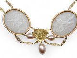 une image représentant un collier orné d'un visage et de perles
