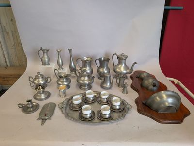 de nombreux objets en argent posés sur une table avec un fond rouge