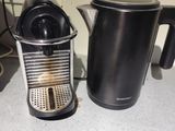 une cafetière et un téléphone portable posés sur un plan de travail