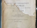 un livre posé sur une table