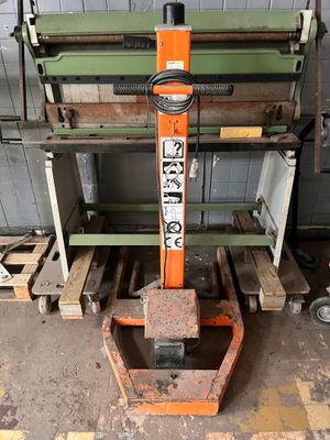 une machine posée sur une palette dans un entrepôt