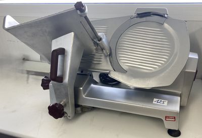 une photo d'un coupe-pizza de cuisine posé sur un plan de travail