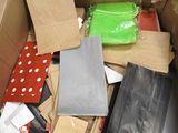 une boîte en carton remplie d'objets hétéroclites sur le sol