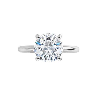 une bague de fiançailles en or blanc 18 carats sertie d'un diamant rond taille brillant