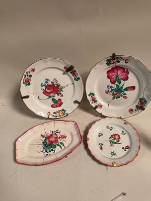 trois assiettes et un bol sont posés sur une table