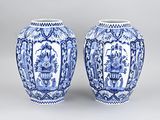 paire de vases bleus et blancs à motifs floraux