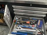 de nombreux outils dans le tiroir d'un établi