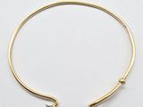 un bracelet manchette en or au design incurvé