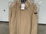 un manteau accroché à une charrette dans un garage