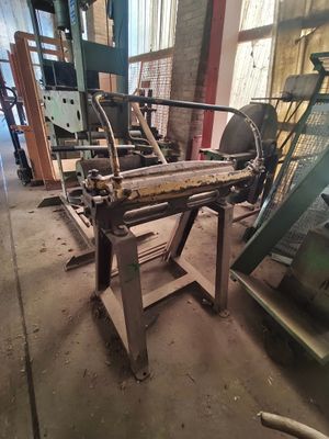 une machine placée au milieu d'une pièce