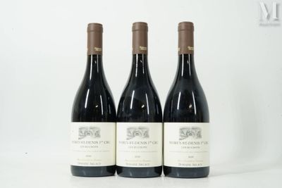 trois bouteilles de vin rouge sont posées sur une surface blanche