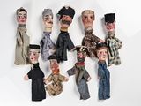 beaucoup de marionnettes accrochées au mur
