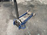un jack bleu posé par terre à côté d'un poteau