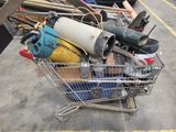 un caddie rempli d'outils, garé sur un parking